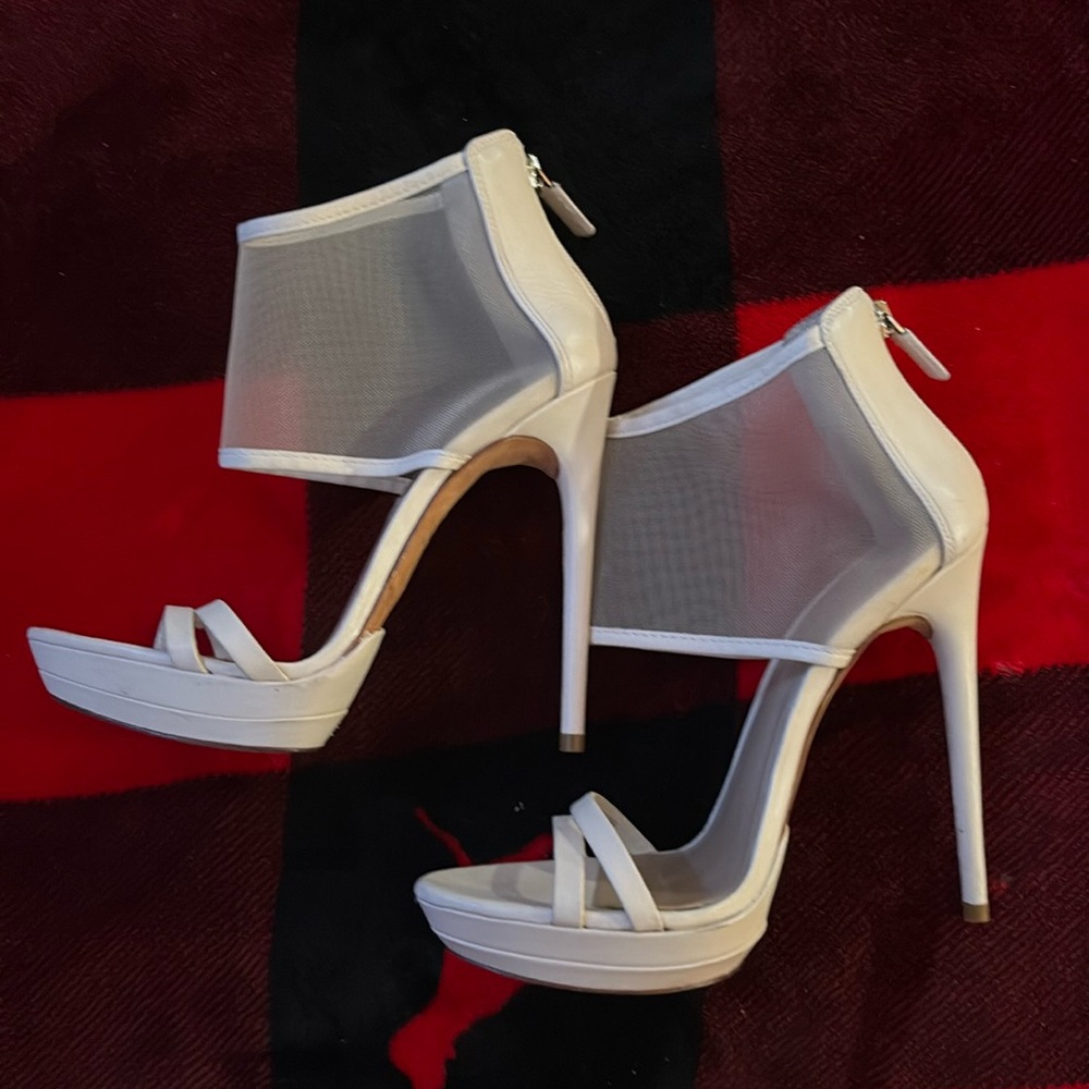 BCBGMAXAZRIA TAN HIGH HEELS